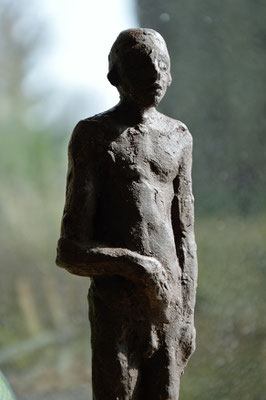 JUNGE STEHEND - Detail