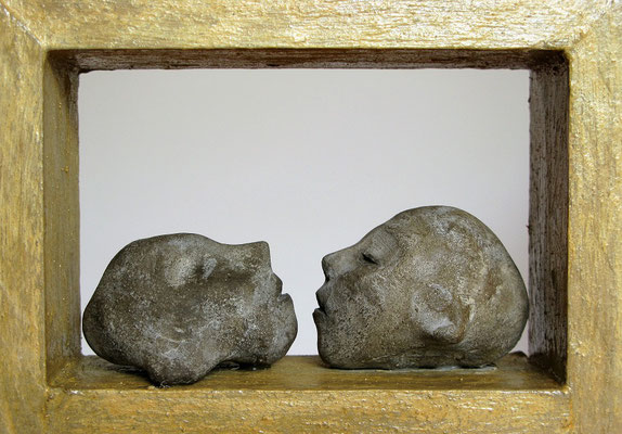 GEGENÜBER – 2012 - Donaulehm, Kunstharz, Holz – 13,5 x 15,5 cm