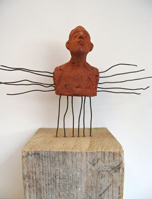 STRAHLENMANN –  2015 - Ton, Draht – 15 x 21 cm 