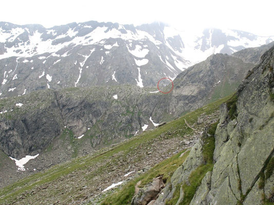 Kurz unterhalb der hohen Burg. Die Bremer Hütte ist schon ein ganzes Stück näher gekommen. Der Himmel zieht sich zu, es beginnt zu regnen.