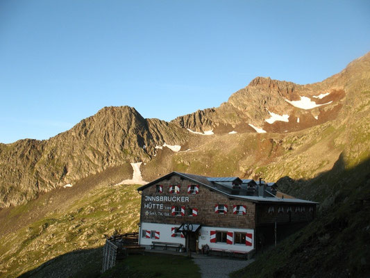Die Hütte liegt noch im Schatten, es ist noch früh, gleich geht die Tour los