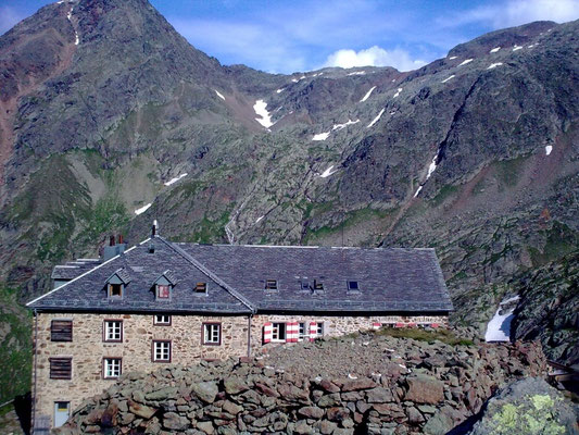 ... im Vordergrund und die Scharte mit Zollhütte und Schneefeld im Hintergrund