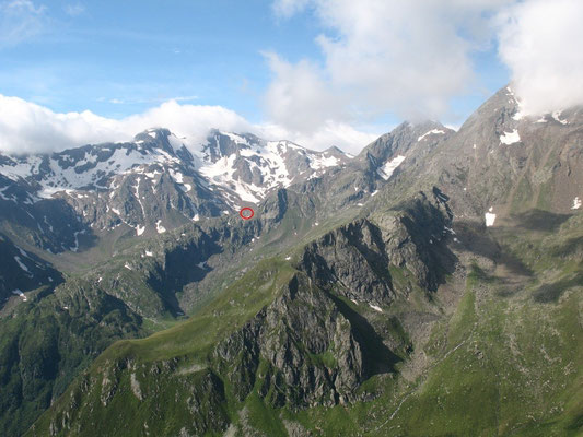 Blick von der Pramarspitze. Im Vordergrund die hohe Burg und im Hintergrund, rot umrandet, die Bremer Hütte. Es liegt noch ein gutes Stück Weg vor uns.