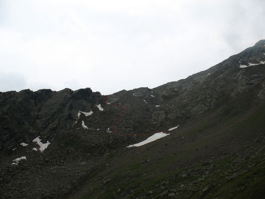 Blick auf die Hohe Burg. Der rote Strich zeigt den Verlauf des Weges.