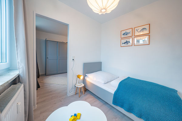 MEERPAUSE Apartment - Sonnenseite - Schlafzimmer mit angrenzendem Kinderzimmer