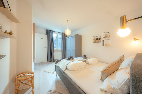 MEERPAUSE Apartment - Sonnenseite - Schlafzimmer mit angrenzendem Kinderzimmer