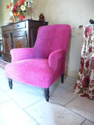 Fauteuil Anglais : Rénovation de la couverture - Editeur : Créations Métaphores - Collection : PITIKA - Finition couture main + clous décoratifs