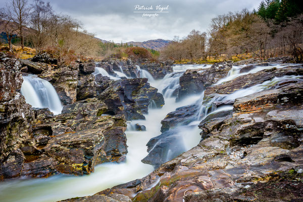 "Eas Urchaidh Waterfall" mit dem River Orchy