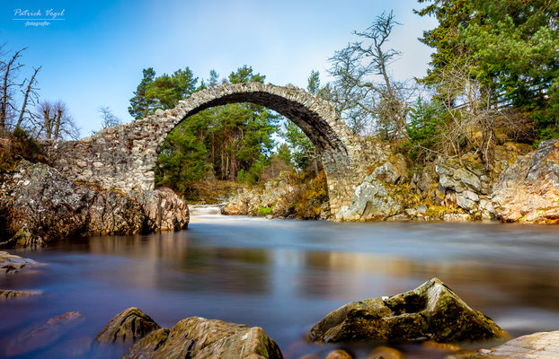 "the old Pack Hors Bridge" bei Carrbrigde ...die älteste Steinbrücke Schottlands