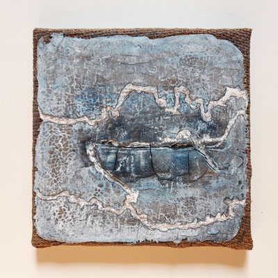 The long way round. 20x20 cm, sackcloth on canvas, intonaco, pigments, pastelstick (verkauft)