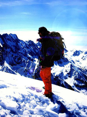 Una scialpinistica al monte Matto (m 3097 slm). Dalla cima, una vista verso i pilastri ovest dell'Argentera, in primo piano la Catena delle Guide dove la notte del 20 marzo 1963 alle 3.23 il Comet 4C SA-R-7  esplose