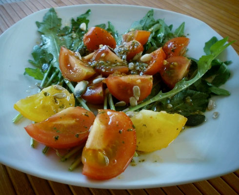 Tomaten-Rucola-Salat mit Kernen