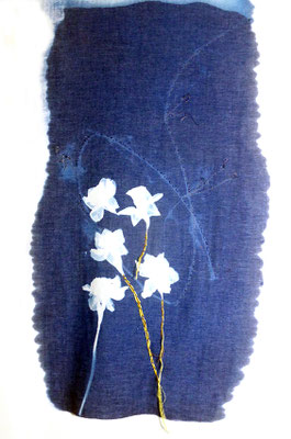 Les jonquilles - cyanotype sur tissu de coton et lin brodé 74 x 44cm
