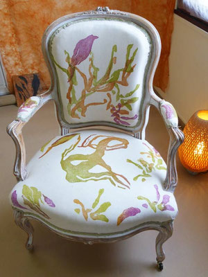 Fauteuil réalisé avec impression de gravure sur bois sur tissu et mise en forme par Fabienne Morane