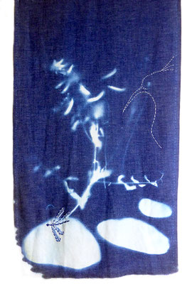 Le héron - cyanotype sur tissu de coton et lin brodé 74 x 44cm
