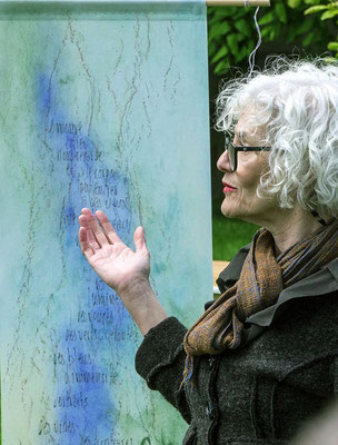 Laurence Benedetti devant un kaemono de lignes d'art et poème