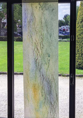 Estampage accroché sur la verrière de l'orangerie du Parc de rentilly