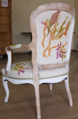 Fauteuil réalisé avec impression de gravure sur bois sur tissu et mise en forme par Fabienne Morane