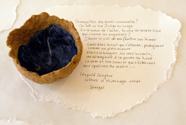 Coupe du Sénégal constituée de sable et de papier avec un extrait de poème de Leopold Senghor