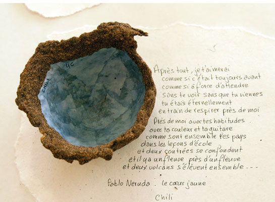 Coupe du Chili constituée de sable et de papier avec un extrait de poème de Pablo Neruda