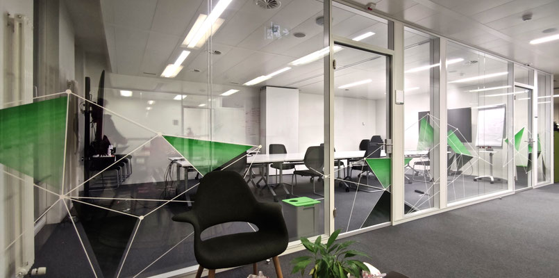 HIS HARMONISIERUNG DER INFORMATIK IN DER STRAFJUSTIZ BERN Glastrennwandgestaltung gesprayt, Schablonentechnik, Werbetechnik