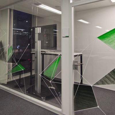 HIS HARMONISIERUNG DER INFORMATIK IN DER STRAFJUSTIZ BERN Glastrennwandgestaltung gesprayt, Schablonentechnik, Werbetechnik