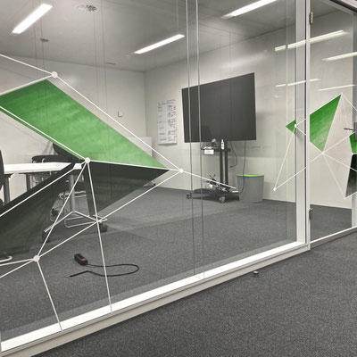 HIS HARMONISIERUNG DER INFORMATIK IN DER STRAFJUSTIZ BERN Glastrennwandgestaltung gesprayt, Schablonentechnik, Werbetechnik