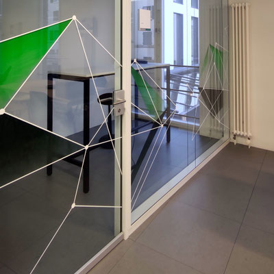 HIS HARMONISIERUNG DER INFORMATIK IN DER STRAFJUSTIZ BERN Glastrennwandgestaltung gesprayt, Schablonentechnik, Werbetechnik