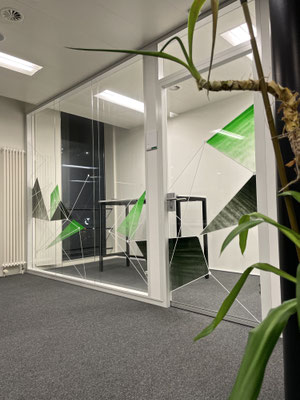 HIS HARMONISIERUNG DER INFORMATIK IN DER STRAFJUSTIZ BERN Glastrennwandgestaltung gesprayt, Schablonentechnik, Werbetechnik