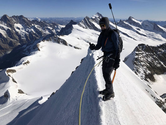 Der Spur auf dem Gipfelgrat der Normalroute war luftig angelegt.