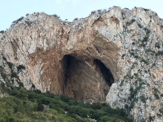 "Unsere" Grotte. Die Route ist noch nicht fertig, sondern sie endet momentan knapp über dem linken Scheitelpunkt der Grotte. Weitere Infos folgen.