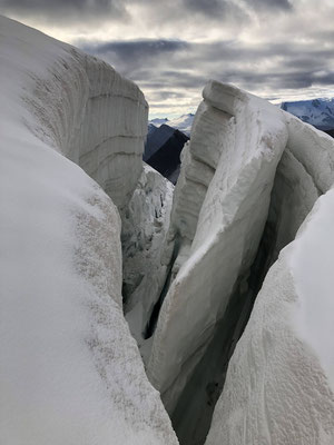 Der Gletscher am Fuss des Schalihorns war nicht ganz einfach zu traversieren.