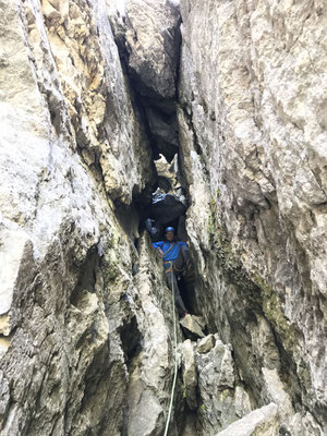 Peter  klettert durch das Loch (Bild: Georg)