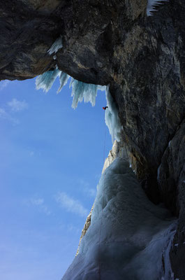 Abseilen zurück in die Grotte.