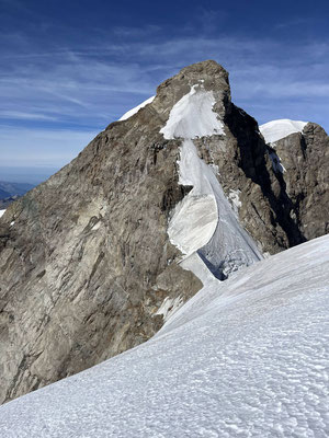 Der Gipfelaufschwung zur Jungfrau präsentierte sich ziemlich ausgeapert.
