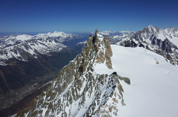 Cosmiques-Hütte und Aiguille du Midi aus der Vogelperspektive.