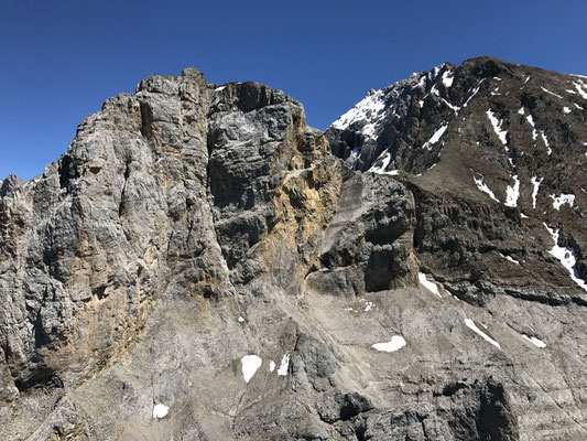 Flugaufnahme von der Pulloverroute (markante Verschneidung) und Westgrat rechts oben.