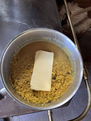 Der Grundstein zum Erfolg wird jeweils am Vortag gelegt: Butter auf Reis.