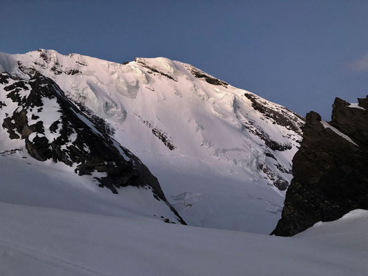 Blüemlisalp Nordwand im Morgenlicht.