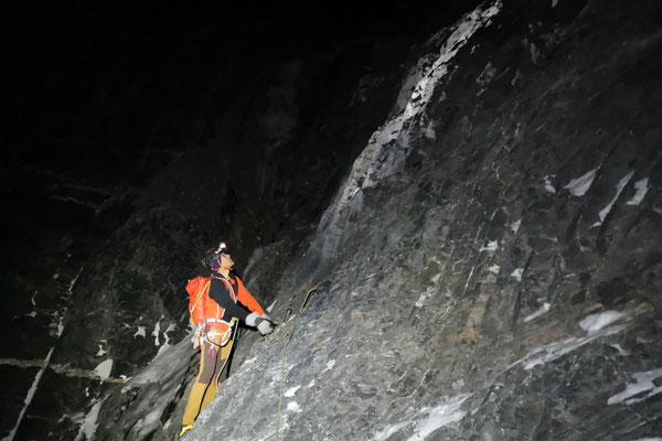 Peter in der ersten Schlüsselstelle, der eisfreien Steilstufe von der Gletschermulde Richtung Pt. 3216. (Foto: Thomas) 