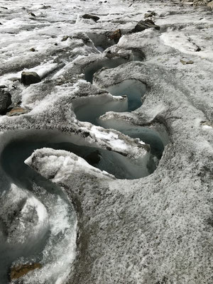 Gletscherbach unterhalb des Strahleggpasses.