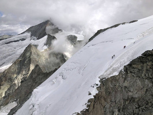 Angehende Bergführeraspiranten beim Aufstieg zur Wellenkuppe.