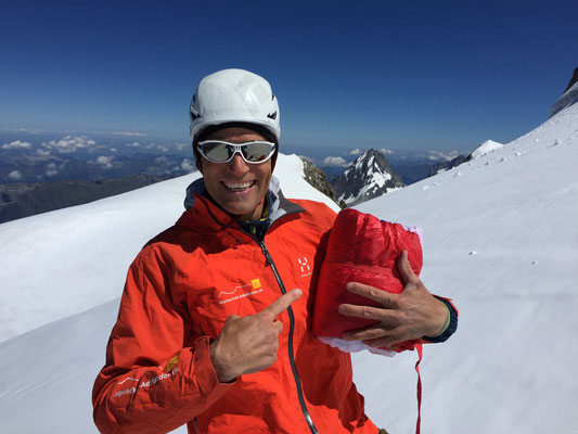 Peter mit seiner kompletten, kompakt gepackten Flugausrüstung