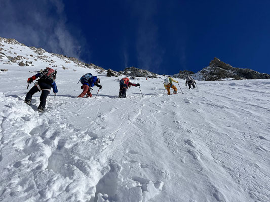 Steiler Aufstieg über die Südwand bei besten Bedingungen.