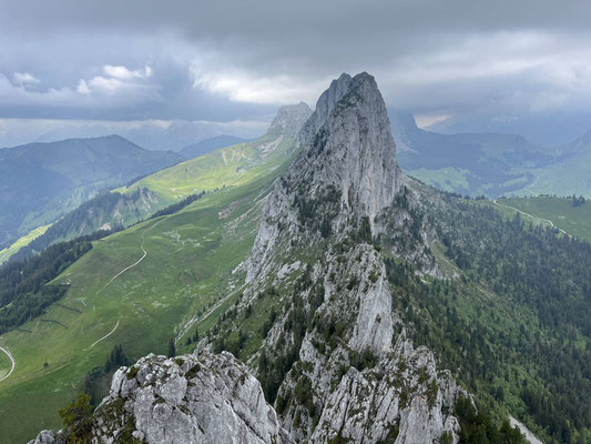 Blick zurück, hinten in der Bildmitte die Dent du Ruth. (Foto: Rolf Zurbrügg)