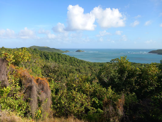 La baie du Trésor depuis la presqu'île de la Caravelle.