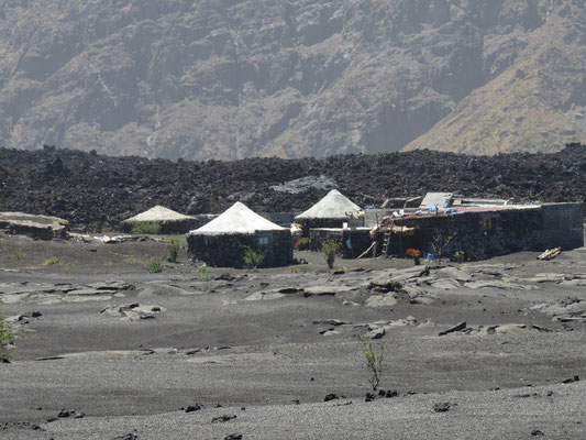 La coulée de lave en arrière plan des maisons. 