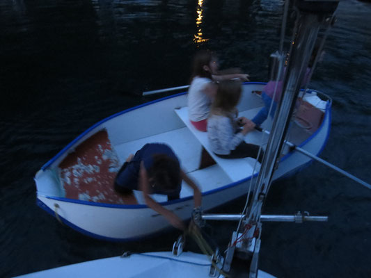 Suivi des bateaux en papier dans le port de Velas.