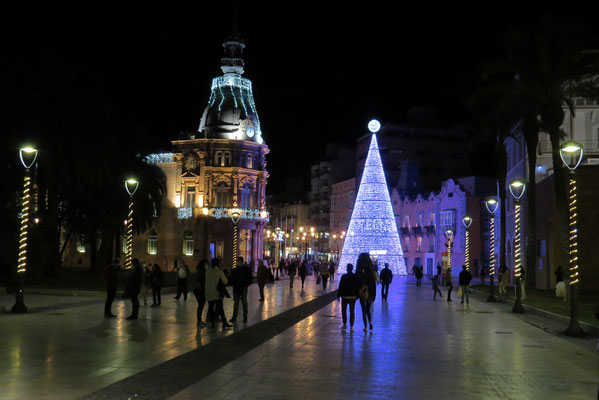 Illuminations de Noël dans le centre de Carthagène. 