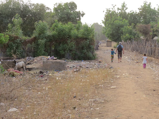 Entrée du village. Il n'y a pas de gestion des déchets